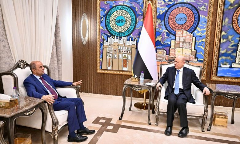 رئيس مجلس القيادة يستقبل رئيس مجلس الوزراء