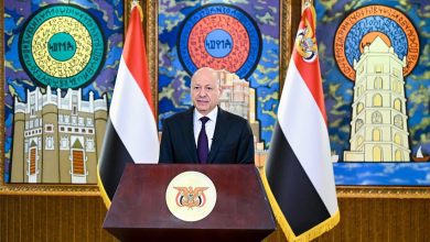 رئيس مجلس القيادة يعلن نجاح عملية استلام المعسكرات وتشكيل لجنة عسكرية عليا لاستعادة مؤسسات الدولة سلما اوحربا