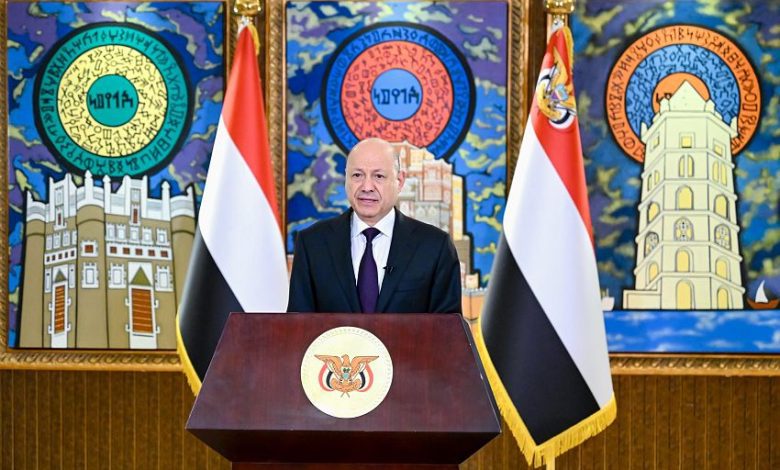 رئيس مجلس القيادة يعلن نجاح عملية استلام المعسكرات وتشكيل لجنة عسكرية عليا لاستعادة مؤسسات الدولة سلما اوحربا