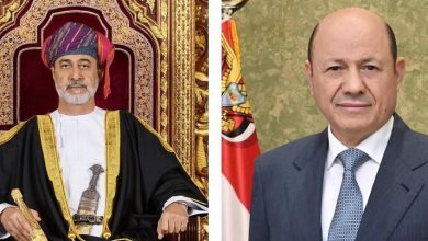 رئيس مجلس القيادة يهنئ سلطان عمان بذكرى عيد الجلوس