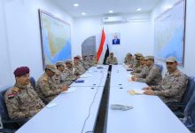 رئيس هيئة الأركان يترأس اجتماعاً بقادة الهيئات والمناطق والمحاور العسكرية