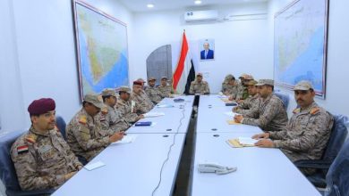 رئيس هيئة الأركان يترأس اجتماعاً بقادة الهيئات والمناطق والمحاور العسكرية