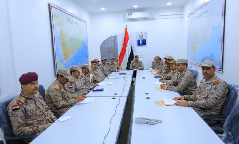 رئيس هيئة الأركان يترأس اجتماعاً بقادة الهيئات والمناطق والمحاور العسكرية
