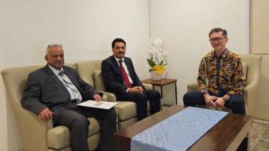 سفير اليمن يبحث مع مسؤول اندونيسي تعزيز التعاون العمل القنصلي