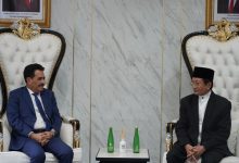 سفير اليمن يبحث مع وزير الشؤون الدينية الإندونيسي تعزيز العلاقات الثنائية