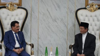 سفير اليمن يبحث مع وزير الشؤون الدينية الإندونيسي تعزيز العلاقات الثنائية