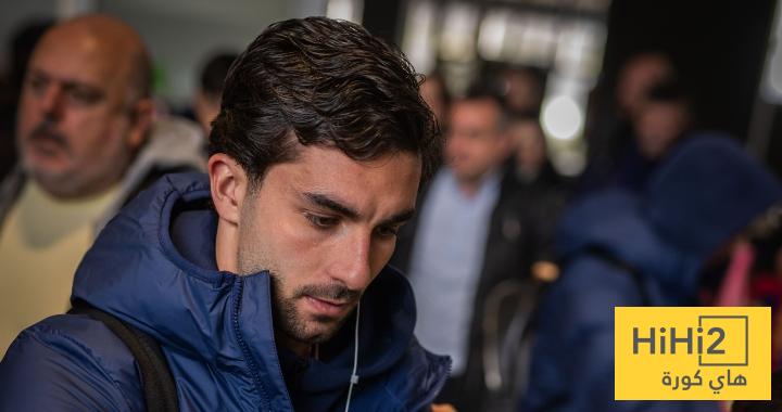 صور.. جمهور برشلونة يستقبل اللاعبين في الباسك