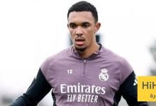 صورة .. أرنولد يعود للمس الكرة على العشب