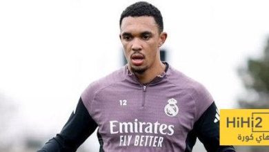 صورة .. أرنولد يعود للمس الكرة على العشب