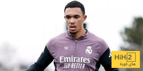 صورة .. أرنولد يعود للمس الكرة على العشب