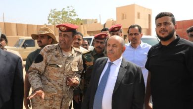 عضو مجلس القيادة الرئاسي الخنبشي يتفقد المواقع العسكرية المتضررة بمطار الريان