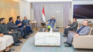 عضو مجلس القيادة طارق صالح يلتقي رئيس وأعضاء الوفد الحكومي المكلّف بملف الأسرى