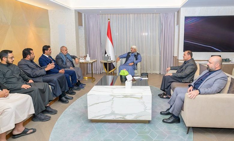 عضو مجلس القيادة طارق صالح يلتقي رئيس وأعضاء الوفد الحكومي المكلّف بملف الأسرى