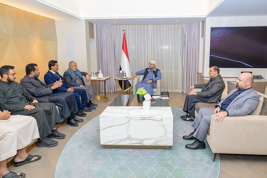 عضو مجلس القيادة طارق صالح يلتقي رئيس وأعضاء الوفد الحكومي المكلّف بملف الأسرى