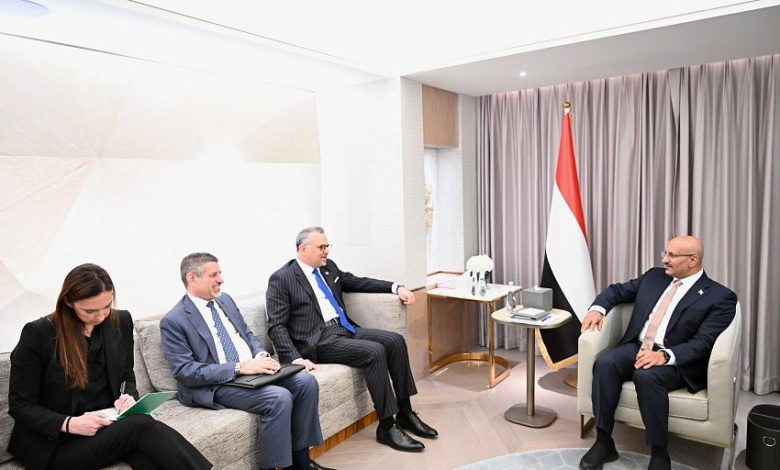 عضو مجلس القيادة طارق صالح يلتقي كبير مستشاري الرئيس الأمريكي والسفير ستيفن فاجن