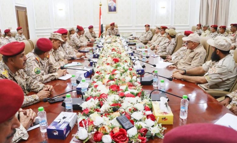 لقاء عسكري تشاوري في عدن يناقش ترتيبات تنظيم وتوحيد التشكيلات العسكرية
