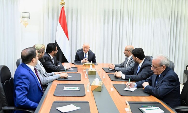 مجلس القيادة الرئاسي يواصل مناقشة المستجدات الوطنية ويؤكد التزامه بتطبيع شامل للأوضاع