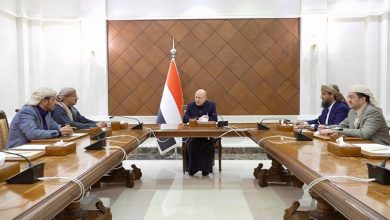 مجلس القيادة يعقد اجتماعاً طارئاً لبحث التطورات الأمنية ويقر عدداً من الإجراءات لحماية المدنيين والمركز القانوني للدولة