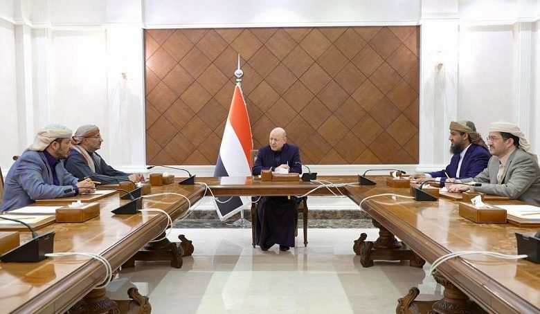 مجلس القيادة يعقد اجتماعاً طارئاً لبحث التطورات الأمنية ويقر عدداً من الإجراءات لحماية المدنيين والمركز القانوني للدولة