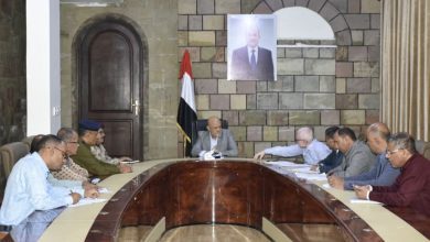 محافظ تعز يناقش الإجراءات الطارئة لمعالجة أزمة المياه