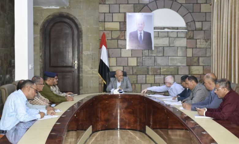 محافظ تعز يناقش الإجراءات الطارئة لمعالجة أزمة المياه