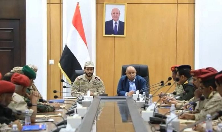 محافظ حضرموت يؤكد أهمية توحيد الجهود وتعزيز الانضباط العسكري بالمحافظة