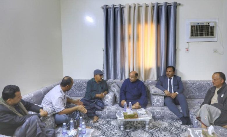 محافظ حضرموت يشيد بدور قوة حماية الشركات النفطية في تأمين المنشآت والحقول النفطية