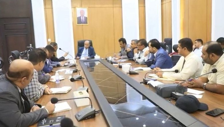 محافظ حضرموت يطّلع على جهود تطبيع الحياة ويناقش الاحتياجات العاجلة للقطاعات الخدمية بالمحافظة