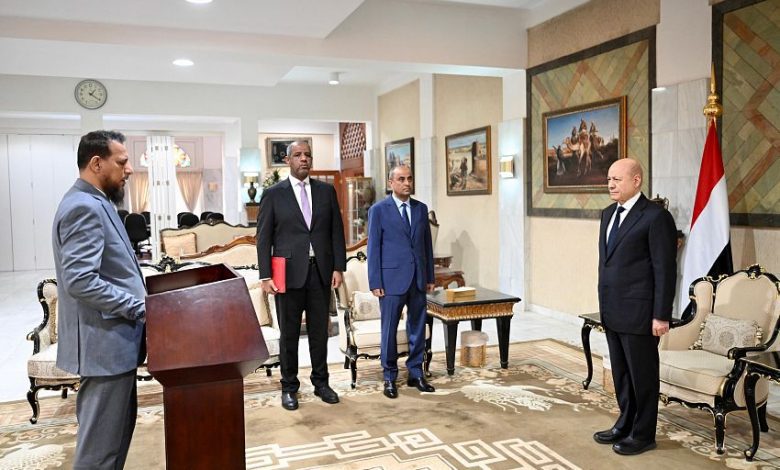 محافظ عدن يؤدي اليمين الدستورية امام رئيس مجلس القيادة الرئاسي