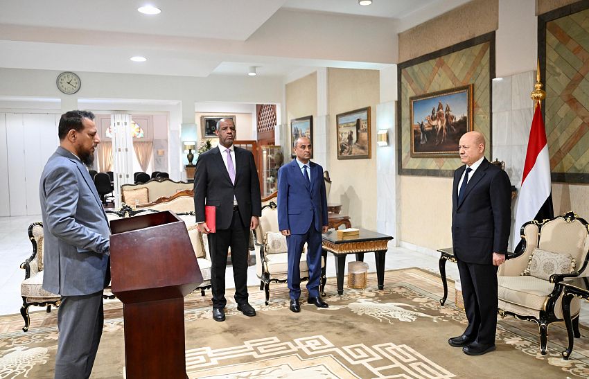 محافظ عدن يؤدي اليمين الدستورية امام رئيس مجلس القيادة الرئاسي