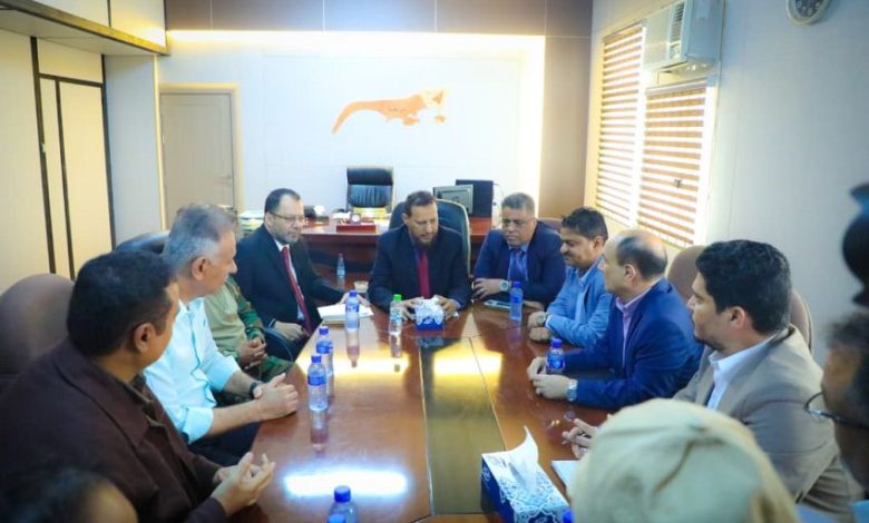 محافظ عدن يؤكد أهمية العمل كمنظومة متكاملة والتركيز على المشاريع الخدمية