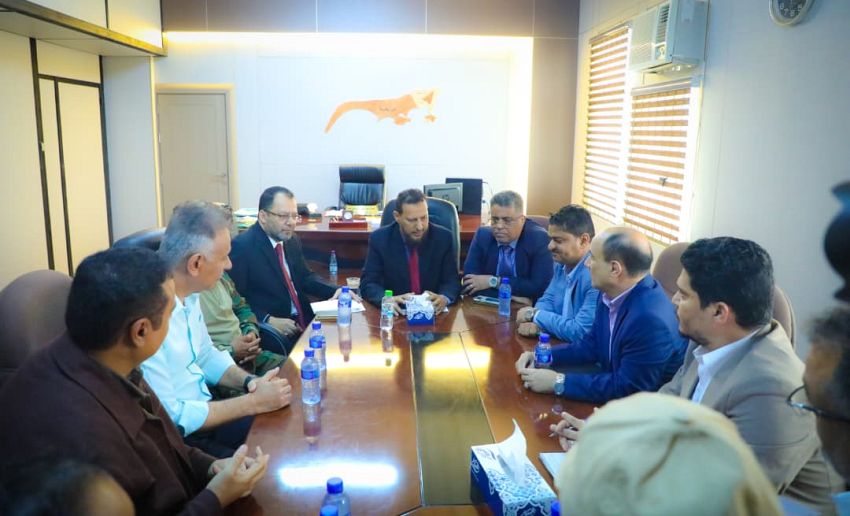 محافظ عدن يؤكد أهمية العمل كمنظومة متكاملة والتركيز على المشاريع الخدمية