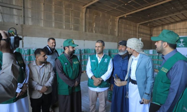 مركز الملك سلمان للإغاثة يوزع 13600 سلة غذائية في وادي وصحراء حضرموت