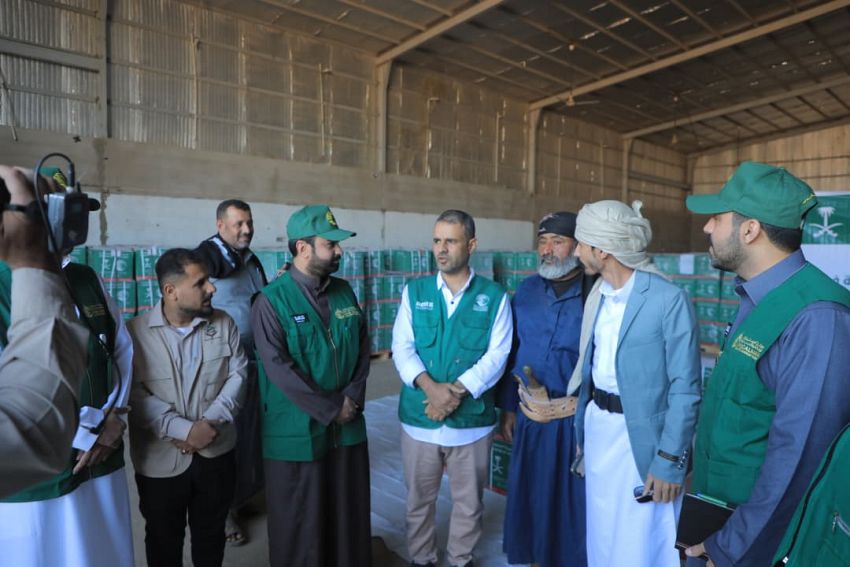 مركز الملك سلمان للإغاثة يوزع 13600 سلة غذائية في وادي وصحراء حضرموت