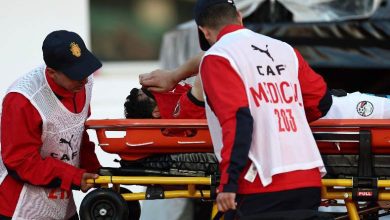 محمد حمدي أثناء نقله إلى سيارة الإسعاف بعد إصابته