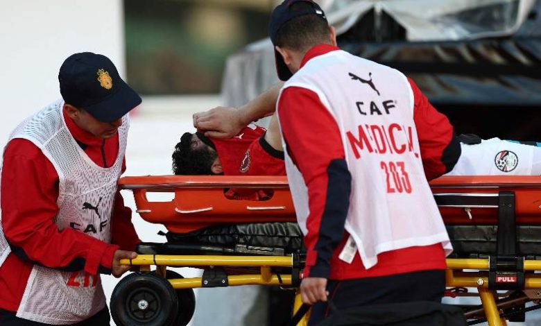 محمد حمدي أثناء نقله إلى سيارة الإسعاف بعد إصابته