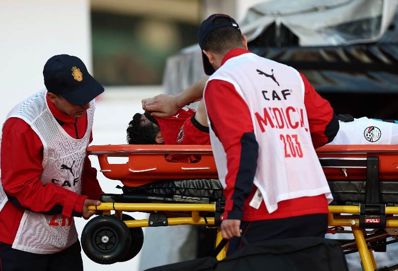 محمد حمدي أثناء نقله إلى سيارة الإسعاف بعد إصابته