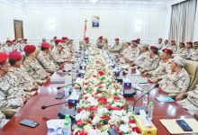 نائب رئيس هيئة الأركان يترأس اجتماعاً موسعاً بوزارة الدفاع ويؤكد دعم القرارات السيادية وتعزيز الجاهزية القتالية