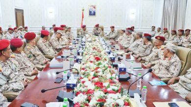 نائب رئيس هيئة الأركان يترأس اجتماعاً موسعاً بوزارة الدفاع ويؤكد دعم القرارات السيادية وتعزيز الجاهزية القتالية