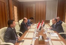 وزير الخارجية يبحث مع نظيره المصري العلاقات الثنائية وتعزيز التنسيق المشترك