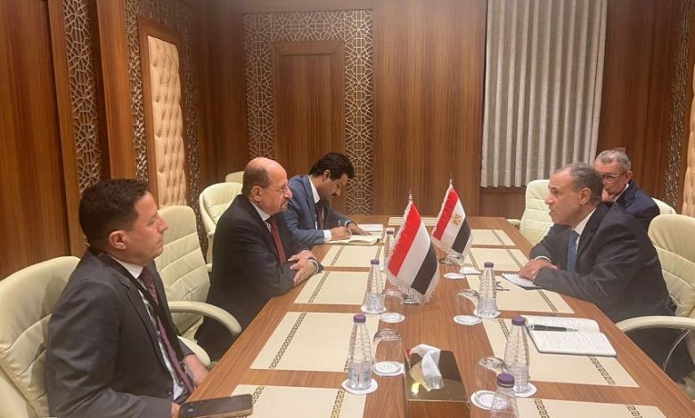 وزير الخارجية يبحث مع نظيره المصري العلاقات الثنائية وتعزيز التنسيق المشترك
