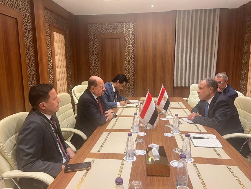 وزير الخارجية يبحث مع نظيره المصري العلاقات الثنائية وتعزيز التنسيق المشترك