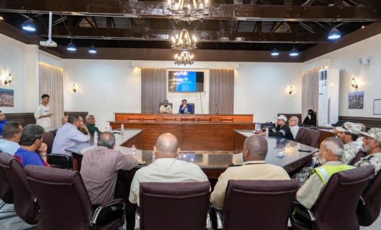 وكيل أول محافظة عدن يناقش الأوضاع الخدمية بمديرية صيره