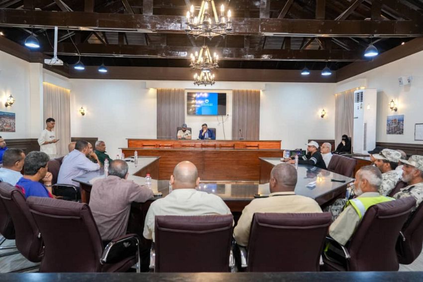 وكيل أول محافظة عدن يناقش الأوضاع الخدمية بمديرية صيره