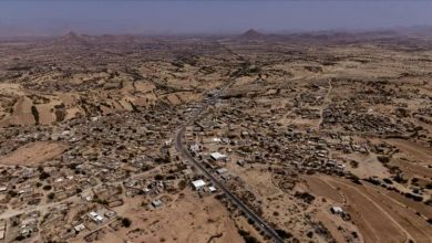 أبين..سكان مدينة العين يشكون انقطاع الكهرباء عنهم خلال أيام عيد الفطر المبارك