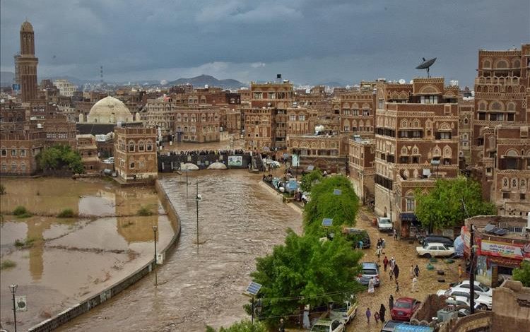 أمطار الخير تغمر صنعاء … وسيول تجري في الشوارع وتحذيرات للمواطنين
