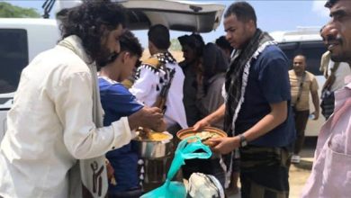 أهالي أحور يجسدون أروع صور التكافل باستضافة المسافرين المنقطعين بسبب السيول