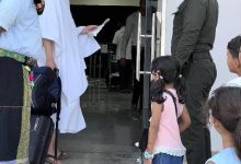 إدارة أمن مطار الريان توزّع العيديات على المسافرين والموظفين لتعزيز البعد الإنساني