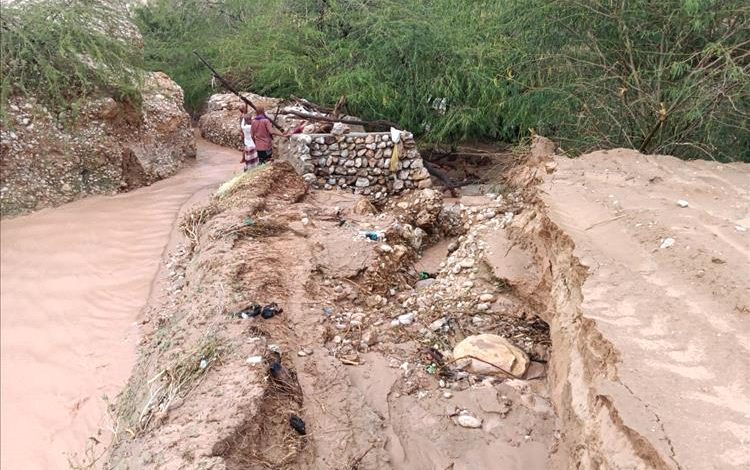 استمرار انهيار السواقي الزراعية والطرقات جراء الأمطار الغزيرة والسيول بمديرية حجر