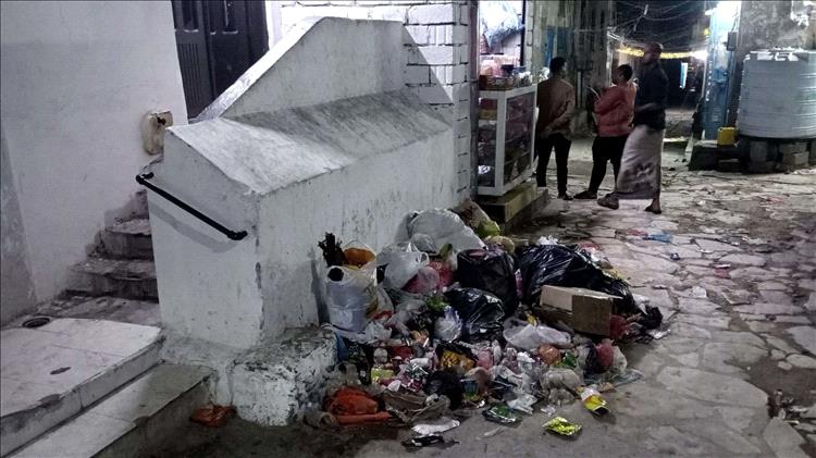 استياء واسع في المكلا بعد رمي القمامة أمام مسجد النور